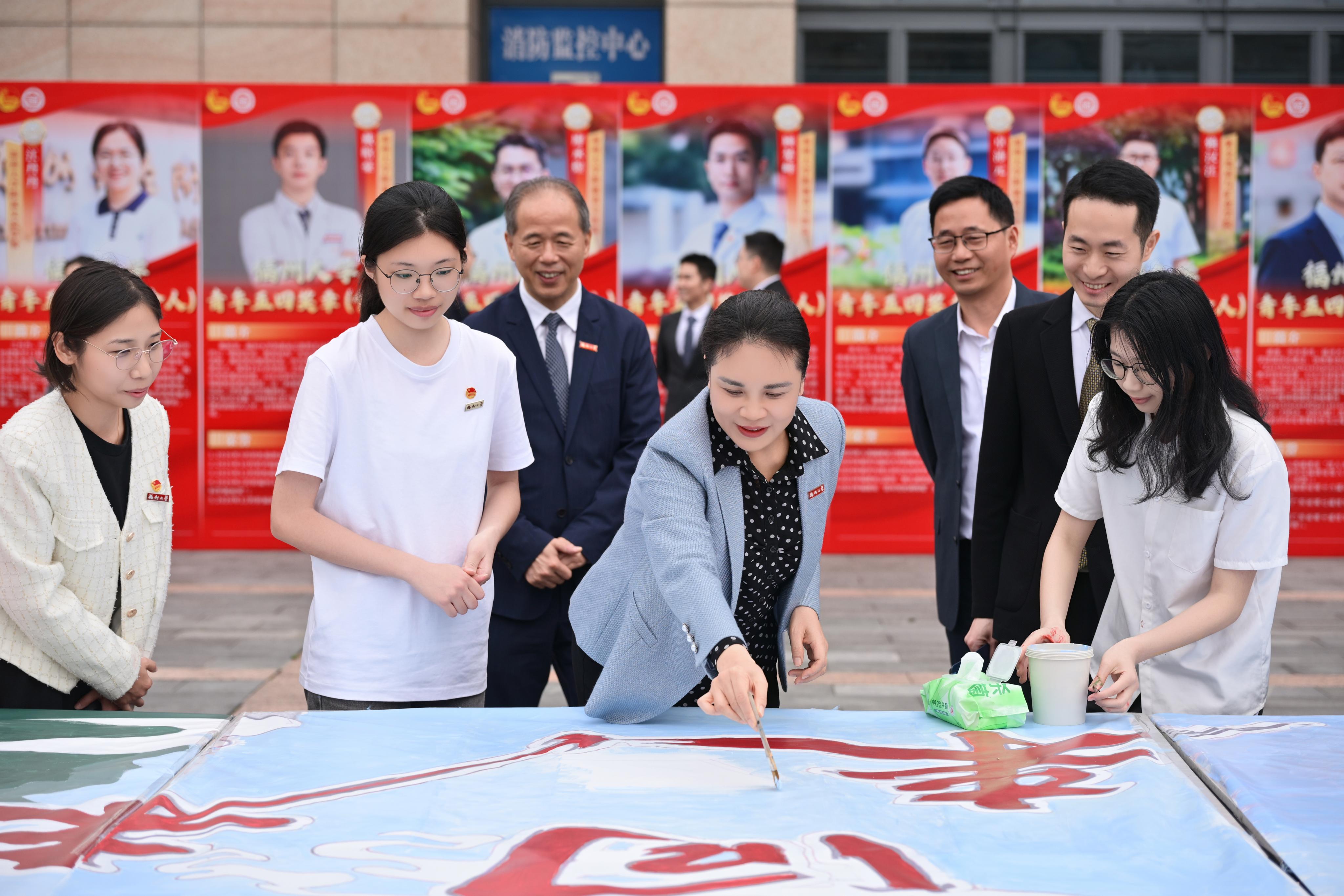 20260430五四表彰大会吴明红书记与师生共同参与“手绘画卷”活动.jpg